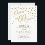 サプライズ60th誕生日パーティー – 金ゴールドホワイト 招待状<br><div class="desc">驚きの60th誕生日パーティー招エレガント待デザインとフェイクグリッター金ゴールドと白。機能スクリプトフォントと紙吹雪。応援60年！メッセージもしメッセージの年齢がカスタム必要だ。</div>
