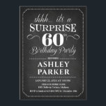 サプライズ60th誕生日 – シャルボード白黒 招待状<br><div class="desc">60th Birthday Partyへの招待。黒いシンプル黒板パターンと白いスクリプトフォントと古典的なデザイン。男性または女性のための驚きの日のお祝い。どんなカスタマイズ年にも入る事ができる！</div>