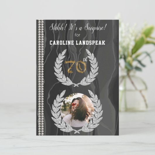 サプライズ70誕生日写真、金ゴールド、真珠、シルク 招待状 (スタンド正面)