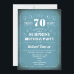 サプライズ70誕生日招待状 – ブルーホワイト 招待状<br><div class="desc">サプライズ70th誕生日パーティーの招男性へ待または女性。レトロエレガント招待状スクリプトフォントとライトブルーのタイポグラフィカード。応援70年！任意のカスタマイズ年齢にすることができる。マイルストーンの大人の毎日お祝いに最適。</div>