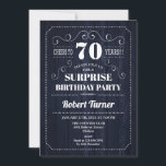 サプライズ70誕生日 – ネイビーウッドパターン 招待状<br><div class="desc">サプライズ70th誕生日パーティーの招男性へ待または女性。招待状エレガントカードのネイビーとホワイトで木製パターンとレトロタイポグラフィスクリプトフォント。応援70年！任意のカスタマイズ年齢にすることができる。マイルストーンの大人の毎日お祝いに最適。</div>