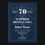 サプライズ70誕生日 – ネイビーブルー 招待状<br><div class="desc">サプライズ70th誕生日招待状。レトロエレガントネイビー青と白のデザイン。応援70年！任意のカスタマイズ年齢を示すことができる。</div>