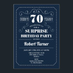 サプライズ70誕生日 – ネイビーブルー 招待状<br><div class="desc">サプライズ70th誕生日招待状。レトロエレガントネイビー青と白のデザイン。応援70年！任意のカスタマイズ年齢を示すことができる。</div>