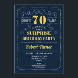 サプライズ70誕生日 – ネイビー金ゴールド 招待状<br><div class="desc">サプライズ70th誕生日招待状。レトロエレガントネイビーブルーとイエロー金ゴールドデザイン。応援70年！任意のカスタマイズ年齢を示すことができる。</div>