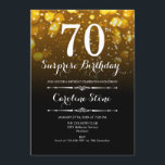 サプライズ70誕生日 – 黒金ゴールド白 招待状<br><div class="desc">サプライズ70th誕生日招待状。黒エレガント金ゴールド白デザイン。機能《写真》ぼけ味ライトとスクリプトフォント。成人男女の招待状。誕生日パーティスタイリッシュに最適。メッセージもしの詳細なカスタマイズが必要。</div>