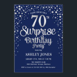 サプライズ70thバースデーパーティー – シルバー&ネイビーブルー 招待状<br><div class="desc">誕生日パーティーの招待状70日。ネイビーエレガントブルーとグリッターシルバーのフェイクデザイン。スクリプトスタイリッシュのフォントと紙吹雪の機能。メッセージもしメッセージはカスタム年齢。</div>
