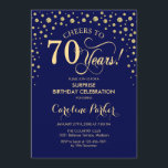 サプライズ70thバースデーパーティー – ネイビーブルー金ゴールド 招待状<br><div class="desc">誕生日パーティーの招待状70日。ネイビーエレガントブルーとグリッター金ゴールドのフェイクデザイン。スクリプトフォントとダイヤモンド紙吹雪の機能。応援70年！メッセージもしの詳細なカスタマイズが必要。</div>