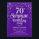 サプライズ70th誕生日パーティー – シルバー&パープル 招待状<br><div class="desc">誕生日パーティーの招待状70日。紫エレガントと王室のグリッター銀ののフェイクデザイン。スクリプトスタイリッシュのフォントと紙吹雪の機能。メッセージもしメッセージはカスタム年齢。</div>