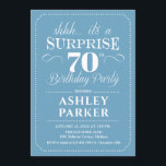 サプライズ70th誕生日パーティー – ライトブルーホワイト 招待状<br><div class="desc">誕生日パーティーの招待状70日。明シンプルるい青と白の上品なデザイン。機能スクエレガントリプトフォント男性または女性のための驚きの日のお祝い。どんなカスタマイズ年にも入る事ができる！</div>
