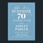 サプライズ70th誕生日パーティー – ライトブルーホワイト 招待状<br><div class="desc">誕生日パーティーの招待状70日。明シンプルるい青と白の上品なデザイン。機能スクエレガントリプトフォント男性または女性のための驚きの日のお祝い。どんなカスタマイズ年にも入る事ができる！</div>