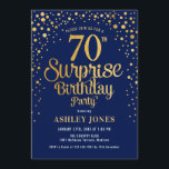 サプライズ70th誕生日パーティー – 海軍と金ゴールド 招待状<br><div class="desc">誕生日パーティーの招待状70日。ネイビーエレガントブルーとグリッター金ゴールドのフェイクデザイン。スクリプトスタイリッシュのフォントと紙吹雪の機能。メッセージもしメッセージはカスタム年齢。</div>