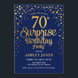 サプライズ70th誕生日パーティー – 海軍と金ゴールド 招待状<br><div class="desc">誕生日パーティーの招待状70日。ネイビーエレガントブルーとグリッター金ゴールドのフェイクデザイン。スクリプトスタイリッシュのフォントと紙吹雪の機能。メッセージもしメッセージはカスタム年齢。</div>