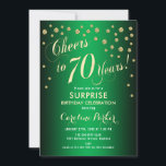 サプライズ70th誕生日パーティー – 金ゴールドグリーン 招待状<br><div class="desc">誕生日パーティーの招待状70日。エレガントグリッターフェイク金ゴールドと緑のデザイン。機能スクリプトフォントと紙吹雪。応援70年！メッセージもしメッセージの年齢がカスタム必要だ。</div>