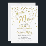 サプライズ70th誕生日パーティー – 金ゴールドホワイト 招待状<br><div class="desc">驚きの70th誕生日パーティー招エレガント待デザインとフェイクグリッター金ゴールドと白。機能スクリプトフォントと紙吹雪。応援70年！メッセージもしメッセージの年齢がカスタム必要だ。</div>