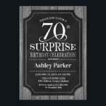 サプライズ70th誕生日パーティー – Chalkboard White 招待状<br><div class="desc">サプライズ素朴70th誕生祝い招待状。黒エレガント、白、灰色の木柄の上品なデザイン。機能スクエレガントリプトフォントメッセージもしメッセージのカスタマイズが必要</div>