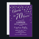 サプライズ70th誕生日パーティー – Silver Purple 招待状<br><div class="desc">サプライズ70thバースデーパーティー招エレガント待デザインとフェイクグリッター銀と紫。機能スクリプトフォントと紙吹雪。応援70年！メッセージもしメッセージの年齢がカスタム必要だ。</div>