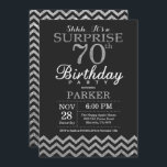 サプライズ70th誕生日招待状シルバーグリッター 招待状<br><div class="desc">サプライズ70th誕生日招待状とシルバーグリッターシェブロン。黒板。ブラック&シルバーグリッター。大人誕生日。男性または女性のBday招待状。さらにカスタマイクリックズを行う場合はカスタマイズ、「IT」ボタンをクリックし、このテンプレートを変更するために当社のデザインツールを使用する。</div>