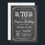 サプライズ70th誕生日招待状Chalkboard 招待状<br><div class="desc">驚きの70番目の誕生日の招待状素朴と黒板の背景とフローラ花のパターン、白黒。大人誕生日。男性または女性誕生日。キッズボーイまたはガールレディ10代のティーンエイジ招待状。13日15日18日20日21日30日50日70日80日90日100日。任意の年齢さらにカスタマイクリックズを行う場合はカスタマイズ、「IT」ボタンをクリックし、このテンプレートを変更するために当社のデザインツールを使用する。</div>
