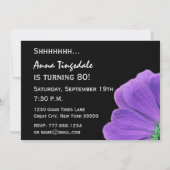 サプライズ80歳の誕生日 黒と紫の花びら 05 招待状 (裏面)