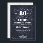 サプライズ80誕生日 – ネイビー素朴ウッドパターン 招待状<br><div class="desc">サプライズ80th誕生日招待状。ネイビエレガントーとホワイトのレトロスタイルデザイン。素朴な木模様とスクリプトフォント。女性または男性の日のお祝いに最適。</div>