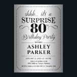 サプライズ80th誕生日パーティー – シルバー 招待状<br><div class="desc">誕生日パーティーの招待状80日。シルバーシンプルとブラックのデザインの上品な。銀箔のパタフェイクーンとスクリプトエレガントフォントを搭載。男性または女性のための驚きの日のお祝い。どんなカスタマイズ年にも入る事ができる！</div>