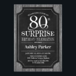 サプライズ80th誕生日パーティー – Chalkboard White 招待状<br><div class="desc">サプライズ素朴80th誕生祝い招待状。黒エレガント、白、灰色の木柄の上品なデザイン。機能スクエレガントリプトフォントメッセージもしの詳細なカスタマイズが必要。</div>