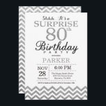 サプライズ80th誕生日招待状シルバーグリッター 招待状<br><div class="desc">80番目の誕生日招待状、シルバーグリッターシェブロン。黒と銀のグリッター。大人の誕生日。男女のBデイ招待状。さらにカスタマイズするには、「クリックカスタマイズit」ボタンをクリックし、デザインツールを使用してこのテンプレートを変更してください。</div>