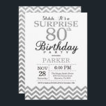 サプライズ80th誕生日招待状シルバーグリッター 招待状<br><div class="desc">80番目の誕生日招待状、シルバーグリッターシェブロン。黒と銀のグリッター。大人の誕生日。男女のBデイ招待状。さらにカスタマイズするには、「クリックカスタマイズit」ボタンをクリックし、デザインツールを使用してこのテンプレートを変更してください。</div>