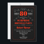サプライズ80th誕生日招待状 – 黒い赤 招待状<br><div class="desc">サプライズ80th誕生日招待状。レトエレガントロスタイルデザイン（黒、白、赤）。機能chalkboardパターンとスクリプトフォント。女性または男性の日のお祝いに最適。</div>