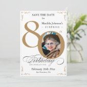 サプライズ80th誕生日金ゴールドホワイト日付を保存 招待状 (スタンド正面)