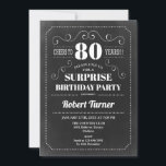 サプライズ80th誕生日- Chalkboard 招待状<br><div class="desc">サプライズ80th誕生日招待状。レトロエレガントスタイルデザイン（白黒）。機能chalkboardパターンとスクリプトフォント。女性または男性の日のお祝いに最適。</div>