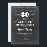 サプライズ80th誕生日- Chalkboard 招待状<br><div class="desc">サプライズ80th誕生日招待状。レトロエレガントスタイルデザイン（白黒）。機能chalkboardパターンとスクリプトフォント。女性または男性の日のお祝いに最適。</div>