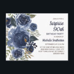 サプライズ90誕生日ネイビーブルーウォーターカラーフローラ ポストカード<br><div class="desc">ネイビー青い水色のフローラと緑葉のサプライズ90th誕生日パーティーの女性のための招待。このカーカスタマイズドの文字は、お前の年齢の誕生日パーティーのために祝できる。</div>