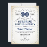 サプライズ90誕生日 – ネイビーブルーホワイトブラック 招待状<br><div class="desc">サプライズ90th誕生日パーティーの招男性へ待または女性。ネイビーエレガントブルーホワイトのレトロデザインでヴィンテージクリーミーな背景。Festuresスタイリッシュタイポグラフィスクリプトフォント。応援90年！どのパーソナライズされた年齢にも対応。マイルストーンの大人の毎日お祝いに最適。</div>