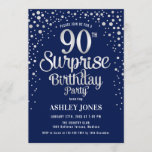 サプライズ90thバースデーパーティー – シルバー&ネイビーブルー 招待状<br><div class="desc">90th Birthday Party Invitation（誕生日パーティーへの招待）ネイビーエレガントブルーとグリッターシルバーのフェイクデザイン。スクリプトスタイリッシュのフォントと紙吹雪の機能。メッセージもしメッセージはカスタム年齢。</div>