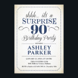 サプライズ90thバースデーパーティー – ホワイトネイビー 招待状<br><div class="desc">90th Birthday Party Invitation（誕生日パーティーへの招待）白シンプル、ネイビー青、黒のデザインの上品なクラス。機能スクエレガントリプトフォント男性または女性のための驚きの日のお祝い。どんなカスタマイズ年にも入る事ができる！</div>