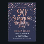 サプライズ90thバースデーパーティー – 海軍とバラ金ゴールド 招待状<br><div class="desc">90th Birthday Party Invitation（誕生日パーティーへの招待）海軍エレガントのデザインとグリッターのバラ金ゴールド。スクリプトスタイリッシュのフォントと紙吹雪の機能。メッセージもしメッセージはカスタム年齢。</div>