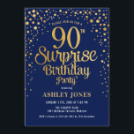 サプライズ90thバースデーパーティー – 海軍と金ゴールド 招待状<br><div class="desc">90th Birthday Party Invitation（誕生日パーティーへの招待）ネイビーエレガントブルーとグリッター金ゴールドのフェイクデザイン。スクリプトスタイリッシュのフォントと紙吹雪の機能。メッセージもしメッセージはカスタム年齢。</div>