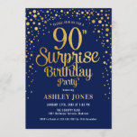 サプライズ90thバースデーパーティー – 海軍と金ゴールド 招待状<br><div class="desc">90th Birthday Party Invitation（誕生日パーティーへの招待）ネイビーエレガントブルーとグリッター金ゴールドのフェイクデザイン。スクリプトスタイリッシュのフォントと紙吹雪の機能。メッセージもしメッセージはカスタム年齢。</div>