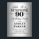 サプライズ90th誕生日パーティー – シルバー 招待状<br><div class="desc">90th Birthday Party Invitation（誕生日パーティーへの招待）シルバーシンプルとブラックのデザインの上品な。銀箔のパタフェイクーンとスクリプトエレガントフォントを搭載。男性または女性のための驚きの日のお祝い。どんなカスタマイズ年にも入る事ができる！</div>