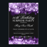 サプライズ90th誕生日パープルラきらめくイト 招待状<br><div class="desc">Purple エレガント Lightsをモチーフにした90回目のサプライズ·バースデー·パーティーの招待デザイン、きらめく名前をカスタムすると日付、追加文字。</div>