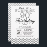 サプライズ90th誕生日招待状シルバーグリッター 招待状<br><div class="desc">サプライズ90誕生日招待状とシルバーグリッターシェブロン。ブラック&シルバーグリッター。大人誕生日。男性または女性のBday招待状。さらにカスタマイクリックズを行う場合はカスタマイズ、「IT」ボタンをクリックし、このテンプレートを変更するために当社のデザインツールを使用する。</div>