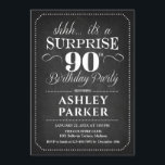 サプライズ90th誕生日 – シャルボード白黒 招待状<br><div class="desc">90th Birthday Party Invitation（誕生日パーティーへの招待）黒いシンプル黒板パターンと白いスクリプトフォントと古典的なデザイン。男性または女性のための驚きの日のお祝い。どんなカスタマイズ年にも入る事ができる！</div>