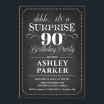 サプライズ90th誕生日 – シャルボード白黒 招待状<br><div class="desc">90th Birthday Party Invitation（誕生日パーティーへの招待）黒いシンプル黒板パターンと白いスクリプトフォントと古典的なデザイン。男性または女性のための驚きの日のお祝い。どんなカスタマイズ年にも入る事ができる！</div>