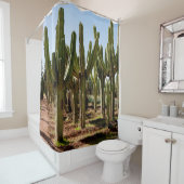 サボティの庭。緑の丈の高いサボテンと多汁の植物が育つ シャワーカーテン (インサイチュ)