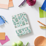 サボテンお洒落の緑の白い赤いパターンのモノグラム iPad MINIカバー<br><div class="desc">サボテン飾、サボテンと多肉質絵を描と赤と緑のハートのパターンを持つシックな白い背景。女10代のの子や女の子。名前をカスタマイズして追加する。名前は大きな手書文字のスタイルスクリプモダントで示されている。緑の文字。スワ保ッシュにはサンプル名を削除する離れと、前と後の宇宙または絵文字の名前。</div>
