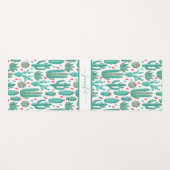 サボテンの緑の白いパターンのモノグラム ヨガマット (正面(横))