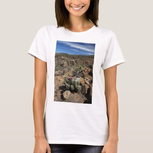 サボテンの開花 Tシャツ (正面)