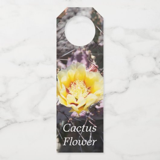 サボテンの黄色い花の春 ボトルネックタグ (正面)