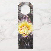 サボテンの黄色い花の春 ボトルネックタグ (裏面)